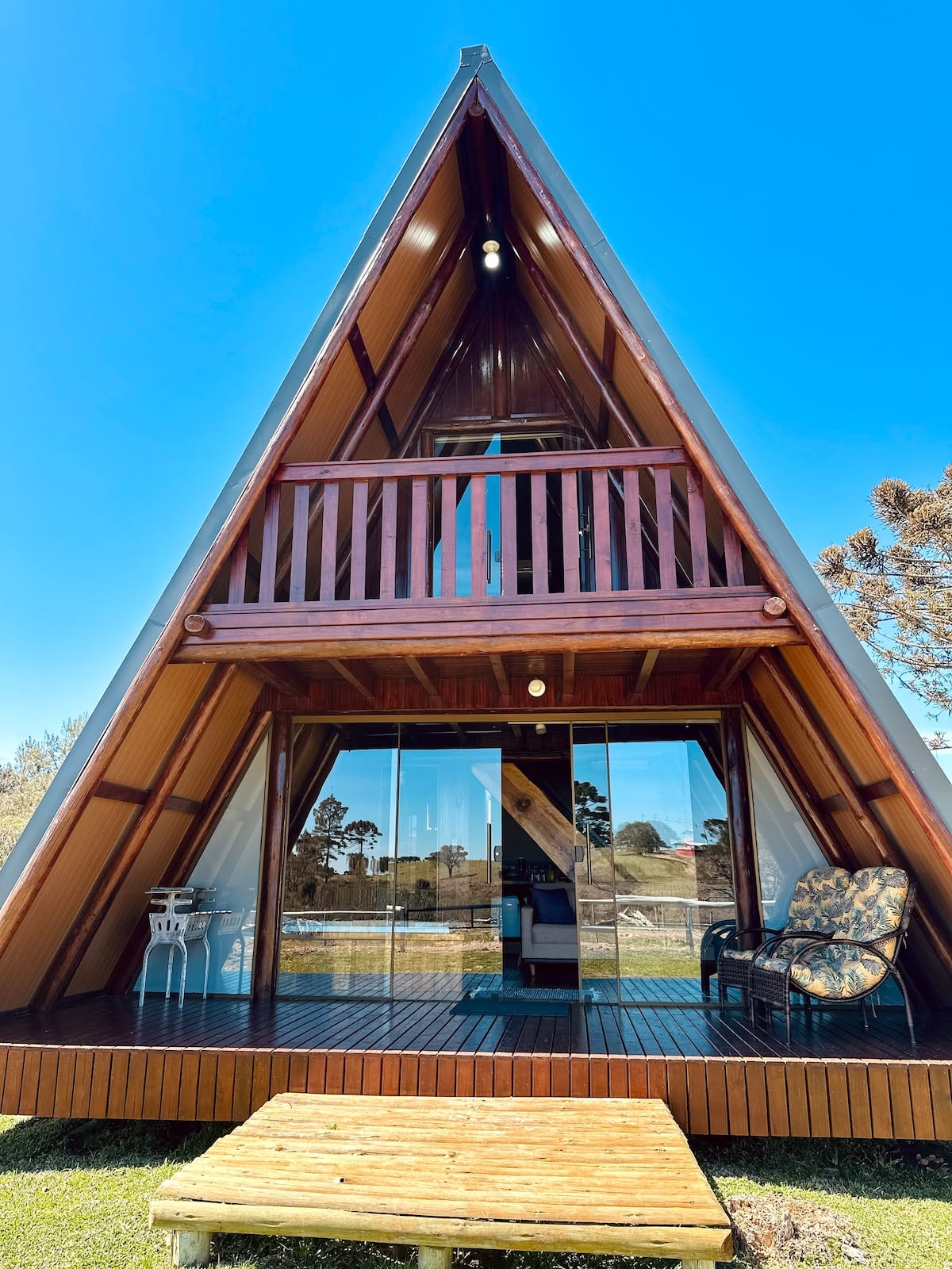 rumah segitiga kayu1 Rumah Segitiga Kayu A-Frame Estetik Untuk Villa & Glamping - Image 1