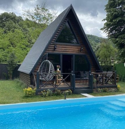 Rumah-Segitiga-Minimalis-Modern-Kayu-Jati-5x7-Meter
